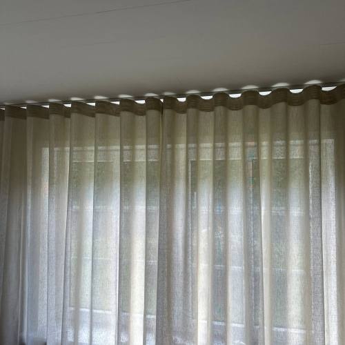 Beige stofgardiner i stue i Toftlund